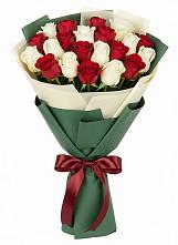 Букет Микс из красных и белых роз в Шатки