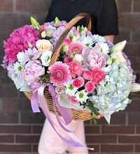 Цветочная композиция из Розы, Хризантемы, Пионы и Лизиантусы в корзине в Шатки