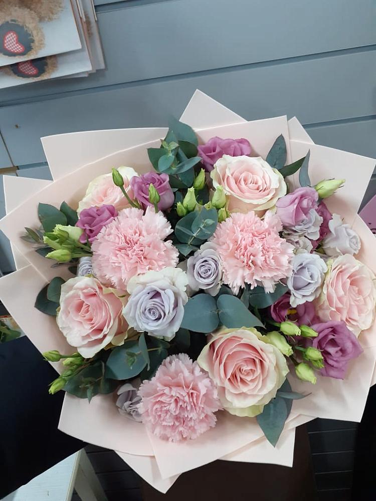 Букет цветов из: Розы, Гвоздики и Лизиантусы в Шатки