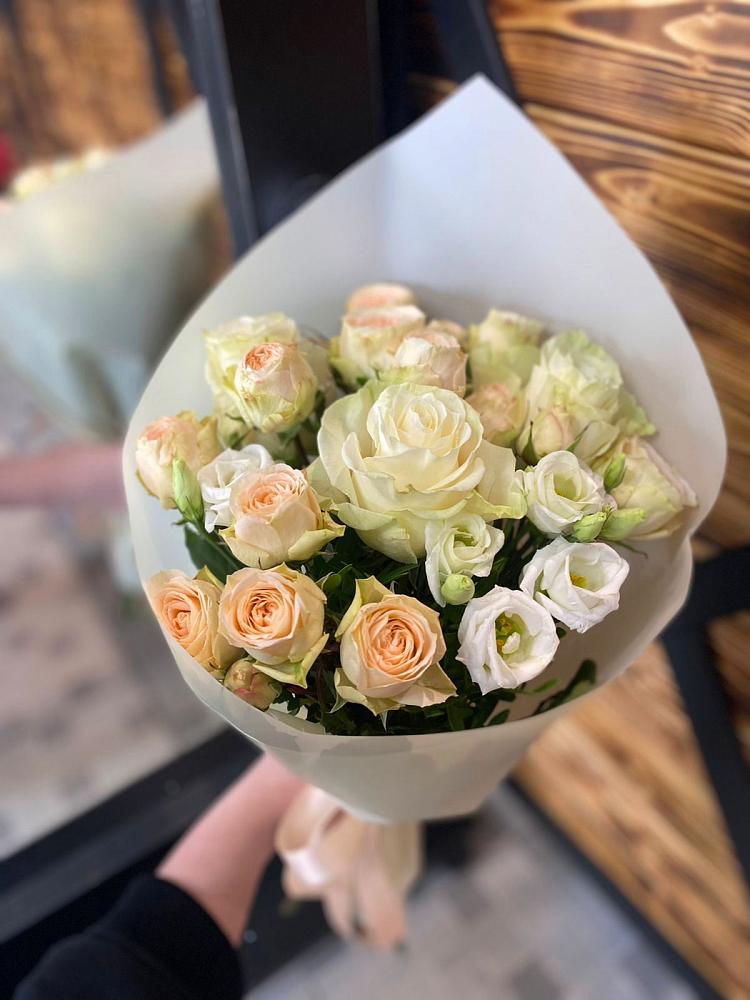 Букет цветов из: Розы и Лизиантусы в Шатки